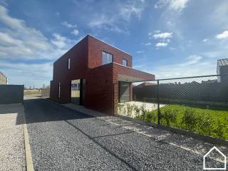 Luxueuze instapklare nieuwbouwvilla met vrijstaande dubbele garage en zuidwestgerichte tuin in Langemark.ONTDEK DEZE WONING VIA DE VIDEO:...