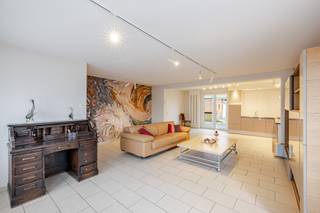 [[ DIT PAND NEEMT DEEL AAN DE ERA OPEN HUIZEN DAG OP 14/3 VAN 11:00 TOT 12:00 ]] Ligging &amp; indelingDeze ruime halfopen bebouwing is gelegen in de...