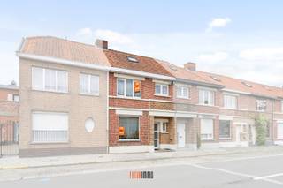Deze leuke rijwoning met charmante gevel, werd in 2012 volledig gerenoveerd en is centraal gelegen tussen Roeselare en het Sterrebos in Rumbeke.Een...