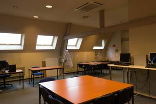 Dit ruim, karaktervol kantoor in het historische gebouw 'De oude post', strekt zich uit over de volledige 2de verdieping van het gebouw...