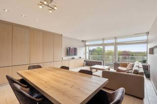 Het appartement is volledig gerenoveerd en voorzien van alle comfort. Gelegen op de 7de verdieping heeft het bovendien een prachtig uitzicht. Alle voorzieningen bevinden zich op wandelafstand (centrum Genk) doch is het er rustig wonen. De grote raampartijen in de leefruimte zorgen voor veel natuurlijk licht en een adembenemend uitzicht. De ingebouwde wandkast geeft een mooie toets aan de ruimte en toegang tot een aparte berging. De keuken is volledig geïnstalleerd en voorzien van een handig (overdekt) terras. In 2025 werd de badkamer gerenoveerd en voorzien van inloopdouche. Verder is er een apart toilet en 2 ruime kamers waarvan er momenteel 1 dienst doet als dressing/wasplaats. In de kelderverdieping is er een berging voorzien. Eveneens inbegrepen in de prijs is de garagebox! <br /><br />TROEVEN:<br />+ EPC B = geen renovatieverplichting<br />+ Asbestveilig<br />+ instapklaar<br />+ garagebox<br />+ prachtig uitzicht! <br /><br />Interesse? info@puur-groep.be of 011/873307