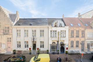 charmant hotel is gelegen in het centrum van Veurne en heeft een zeer vlotte verbinding naar zowel de kust, als de Franse grens (20km) en steden...