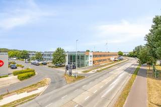 Logistieke unit (1.903 m²) met 2 laad- en loskades + 1 poort en instapklare kantoren (1.832m²) zichtbaar gelegen langs de Pathoekeweg.<br /><br />Ideale ligging tussen Brugge en Brugge Zeehaven, op 3,5 km van de A11/Expressweg.<br /><br />Het gedeeltelijk verhuurde gebouw bestaat uit:<br />- Loods: 1.903 m²<br />- Kantoor: 1.832 m²<br /><br />Afwerking:<br />- 1 sectionale poorten<br />- 2 laad- en loskades <br />- Betonvloer<br />- Betonnen dak<br />- Drijfkracht<br />- Kantoren geïnstalleerd met airco, sanitair, kitchenettes, etc...<br />- 20 private parkeerplaatsen, ruimte buitenruimte voor logistieke unit.<br /><br />Gelegen in gebied voor milieubelastende industrie volgens gewestplan Brugge - Oostkust.<br /><br />Algemene informatie:<br />- Geen intercommunale grond.<br />- Perceeloppervlakte: 4.899 m².<br /><br />Aarzel zeker niet ons te contacteren indien dit bedrijfsvastgoed bestaande uit een logistiek gebouw en kantoren te koop in Brugge u mogelijks kan interesseren. <br /><br />Bestuursmaatregelen in het maatregelenregister: nee