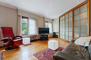 Op een uitstekende locatie te Boom bevindt zich deze ruime woning met 3 slaapkamers en dubbele praktijkruimte op het gelijkvloers. U geniet hier van een uitstekende bereikbaarheid vlakbij de oprit van de A12 en toch in de nabijheid van winkels, scholen en het openbaar vervoer.<br /><br />Het gelijkvloers biedt tal van mogelijkheden en is voorzien van een een inkomhal, een wachtkamer, een apart toilet en een zeer ruime praktijkruimte met aparte keuken. Deze is uitermate geschikt voor zelfstandigen met een vrij beroep omwille van zowel de indeling alsook de ligging van de woning. U beschikt op het gelijkvloers daarnaast ook nog over een inpandige garage.<br /><br />Via de inkomhal met apart toilet betreden we de bovenliggende woonst. De ruime leefruimte met parketvloer en open haard geniet van veel lichtinval door de grote raampartijen en kunt u inrichten met een zithoek en aparte eetplaats. De keuken is mooi geïntegreerd in het geheel en voorzien van de kwalitatieve toestellen. Van hieruit heeft u toegang tot het dakterras alsook de volledig aangelegde tuin, waar u steeds in alle rust en privacy kan genieten van het mooie weer. Aanpalend aan de keuken bevindt zich nog een berging. Via de nachthal bereiken we de tweede verdieping waarop er zich 3 slaapkamers, een apart toilet en een badkamer uitgerust met lavabo, ligbad en inloopdouche bevinden. Tevens is deze woning voorzien van 12 zonnepanelen. U beschikt ook over voldoende parkeermogelijkheden aan het pand.<br /><br />Tot slot bevindt er zich aan de linkerzijde van de woning nog een tweede praktijkruimte met aparte ingang. Deze is voorzien van een wachtkamer, een apart toilet en 2 aparte kantoorruimtes die zowel kunnen dienen als kantoorruimte alsook als praktijkruimte. <br /><br />Dit is een uitstekende opportuniteit als u op zoek bent naar een ruime woonst met 3 slaapkamers en praktijkruimte te Boom. Contacteer ons voor meer informatie op 0479/47.09.61 of neem een kijkje op www.boonstravastgoed.be.<br /><br />Bijzonderheden:<br />- 3 slaapkamers<br />- Uitstekende locatie<br />- Dubbele praktijkruimte