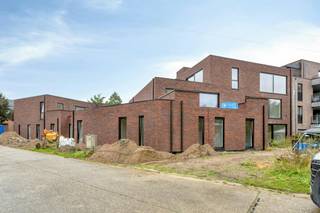 Deze lichtrijke woning, gelegen op het gelijkvloers, beschikt over een bewoonbare oppervlakte van circa 112 m². Dankzij de grote raampartijen geniet u hier van een aangename natuurlijke lichtinval en een open ruimtegevoel. De leefruimte sluit naadloos aan op het terras van circa 16 m², waar u in alle rust kunt ontspannen of gezellig kunt tafelen.<br /><br />Een bijzondere meerwaarde is de privatieve patio van circa 7 m², die zorgt voor extra licht, ventilatie en een unieke buitenbeleving. Deze patio creëert een intieme en rustige sfeer en vormt een echte troef binnen het woonconcept.<br /><br />Extra troeven zijn de twee autostaanplaatsen en een ruime berging, inbegrepen in de verkoopprijs. Deze zijn vlot bereikbaar via een praktische trappenhal, wat zorgt voor optimaal comfort en een doordachte, functionele indeling van het geheel.<br /><br />De woning werd opgetrokken als BEN-woning (Bijna-EnergieNeutraal) en voldoet aan de strengste energienormen. Dit vertaalt zich in een laag energieverbruik en een duurzame investering op lange termijn.<br /><br />De verwarming gebeurt via vloerverwarming in combinatie met een energiezuinige warmtepomp, wat zorgt voor een gelijkmatige warmteverdeling en een aangenaam binnenklimaat zonder zichtbare radiatoren.<br /><br />Daarnaast werd de woning uitgerust met zonnepanelen (4 x 400 Wp), goed voor een totaal vermogen van 1.600 Wp. Hiermee wekt u zelf een deel van uw elektriciteit op en verlaagt u structureel uw energiekosten.<br /><br />Ook op vlak van ventilatie werd gekozen voor kwaliteit: een ventilatiesysteem type D met warmterecuperatie zorgt continu voor de aanvoer van verse lucht en de afvoer van vervuilde lucht, waarbij warmte maximaal wordt gerecupereerd. Dit garandeert een gezond, comfortabel en energiezuinig binnenklimaat.<br /><br />Tot slot werd bijzondere aandacht besteed aan hoogwaardige thermische en akoestische isolatie, waardoor u geniet van rust, comfort en optimale energieprestaties.<br /><br />Residentie Dumont combineert een topligging tegenover Thor Park met moderne architectuur en duurzame technieken – een unieke kans om stijlvol en energiezuinig te wonen in Genk.<br /><br />Prijzen zijn exclusief bijkomende kosten zoals eventuele verkooprechten en notariële kosten (honorarium en aktekosten). Tevens niet inbegrepen zijn het aandeel in de (wijzigende) basis- of verkavelingsakte, de aansluitingskosten voor nutsvoorzieningen, kosten voor EPB, PID, veiligheidscoördinatie en eventuele andere bijkomende kosten en meerwerken. Omdat de totale investering afhankelijk is van uw persoonlijke situatie, wordt er steeds een individuele prijsberekening op maat voor u opgemaakt.