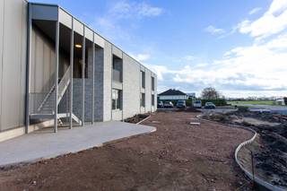 Gloednieuw appartement met hedendaagse afwerking en veel natuurlijk lichtinval! Het nog nooit bewoonde appartement bestaat o.a. uit een...