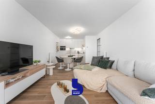 In het prestigieuze gebouw The Crystal Residence in de Troonstraat 226 te Oostende bevindt zich dit modern en luxueus afgewerkt appartement met prachtig zeezicht. Gelegen op de derde verdieping van deze recente residentie combineert dit appartement hedendaagse elegantie met een unieke kustervaring, vlak bij de zeedijk, het centrum, winkels en openbaar vervoer.<br /><br />Het appartement beschikt over een ruime, lichtrijke leefruimte met toegang tot het grote terras, waar je kan genieten van een schitterend uitzicht op zee. De open, volledig ingerichte keuken is uitgerust met moderne toestellen en vormt samen met de woonkamer een aangename leefruimte. Vanuit zowel de leefruimte als de slaapkamer heb je rechtstreeks zicht op zee.<br /><br />De slaapkamer biedt eveneens toegang tot het terras. Indien gewenst kan kan er een extra slaaphoek gemaakt worden.<br />Verder is er een stijlvolle badkamer met inloopdouche en lavabo, een apart toilet en een praktische technische berging.<br /><br />Het gebouw beschikt over een gemeenschappelijk zwembad, een extra troef voor wie houdt van ontspanning en comfort.<br /><br />Belangrijkste troeven:
<ul>
	<li>Terras met frontaal zeezicht</li>
	<li>Hedendaagse, instapklare afwerking</li>
	<li>Centrale ligging nabij dijk en centrum</li>
	<li>Mogelijkheid tot aankoop van een parkeerplaats in de residentie</li>
	<li>Praktisch:</li>
	<li>Bewoonbare oppervlakte: 64 m² + terras</li>
	<li>EPC: 105 kWh/(m² jaar) </li>
	<li>Verkoop onder BTW-stelsel in volle eigendom</li>
	<li>Een stijlvol appartement dat luxe, rust en zeezicht perfect weet te combineren.</li>
</ul>