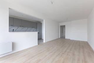 Bent u op zoek naar een modern gerenoveerd appartement met 1 slaapkamer in Deurne? Dan is dit appartement op de eerste verdieping (met lift) met twee balkons precies wat u zoekt!<br /><br />Indeling: <br />U betreedt het appartement via de centrale inkomhal die vooraan toegang geeft tot de lichtrijke en gezellige woonkamer met ruim overdekt balkon en open keuken. <br />De splinternieuwe keuken met compact balkon is voorzien van oven, inductiekookplaat, vaatwasser, dampkap, koelkast, diepvries en aansluiting voor een wasmachine. <br />Daarnaast beschikt het appartement over een rustig gelegen slaapkamer achteraan, alsook over een strakke badkamer met douche, wastafel en toilet. <br />Tot slot beschikt het appartement ook nog over een privatieve kelderberging.<br /><br />Gemeenschappelijke kosten: €125/maand (provisie minuterie, onderhoud, lift, privatief waterverbruik en blokpolis) <br /><br />Pluspunten: <br />- AAA-locatie: nabij openbaar vervoer, winkels, invalswegen, groen, ... <br />- Volledig gerenoveerd met nieuwe keuken en nieuwe badkamer<br />- Buitenruimte <br />- Kelderberging inbegrepen<br />- Beschikbaarheid bij akte<br /><br />Voor meer informatie kan u steeds contact opnemen met One vastgoed!