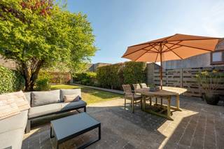 <p>Deze verzorgde woning met een breedte van 8 meter is gelegen in een aangename en kindvriendelijke omgeving met vlotte verbindingen naar winkels, scholen en invalswegen.</p>
<p>Inkomhal afgewerkt met travertin, die toegang biedt tot de garage (19m²) met manuele poort en een lavabo in meubel. <br />Wasplaats op tegelvloer, eveneens voorzien van een lavabo. Vanuit de inkomhal is er tevens toegang tot het gastentoilet.</p>
<p>Via een glazen deur bereikt u de lichtrijke leefruimte (68m²) met open keuken. De ruime woonkamer op travertin is uitgerust met meerdere lichtkoepels, een gashaard (2023) geïntegreerd in een maatmeubel. De volledig uitgeruste MIELE-keuken (2023) beschikt over alle hedendaagse comfort zoals een dubbele spoelbak, <span><span>Quooker</span></span> kraan, vaatwasser, koelkast, diepvries, inductiekookplaat, dampkap, combi-oven, warmhoud-lade en een heteluchtoven. Het centrale werkeiland met werkblad in dekton vormt het hart van de keuken en wordt aangevuld met een gezellige ontbijthoek en een vaste zitbank in de eethoek.</p>
<p>Verdieping: <br />Nachthal met toegang tot drie volwaardige slaapkamers (22m²/11m²/11m²) afgewerkt met laminaatvloer, een badkamer uitgerust met ligbad, douche, lavabo in meubel en handdoekdroger, een apart toilet en een praktische berging.<br /><br />Dakverdieping:<br />Zolder (78m²) bereikbaar via een vaste trap, waar de mogelijkheid bestaat om nog twee of drie extra slaapkamers te creëren.</p>
<p>De woning beschikt over een gezellige tuin met een ruim terras van 32 m² en sfeervolle tuinverlichting. <br />Achteraan bevindt zich een overdekt terras van 24 m², ideaal om het hele jaar door te genieten van het buitenleven. (momenteel gebruikt als bergruimte)<br /><br /><span>Extra:<br /></span>* EPC B<br />* CV op gas incl. radiatoren 2023<br />* 16cm isolatie in plat dak<br />* 8cm isolatie in zadeldak<br />* Kruipkelder<br />* Vloerisolatie<br /><br />Rustig gelegen op wandelafstand van de vaart en het centrum.</p>
