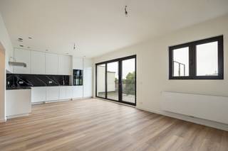 <p>Dit gebouw onderging zopas een volledige renovatie van kop tot teen rekening houdend met de actuele EPB-eisen voor een renovatie. Je kan dus zeker zijn dat je een zeer energiezuinig appartement zal huren. Er is een fietsenberging aanwezig in het gebouw. Het appartement is net klaar en werd bijgevolg nog niet bewoond sinds de renovatie!</p><p>Indeling: We betreden het appartement in een aangename inkomhal. Doorheen het appartement vinden we Coretec PVC vloer terug met de look van parket maar ook nog eens vochtbestendig en dempend. De leefruimte met open keuken is zeer lichtrijk en loopt door in een prachtig ZW gericht terras van 10 m². Aan de voorzijde vinden we een ruime slaapkamer met toegang tot een tweede dakterras van 15 m². De badkamer is voorzien van een inloopdouche en lavabo. Er is een apart toilet aanwezig waarin ook de condensatieketel en het ventilatiesysteem werden weggewerkt.</p><p>Merk op: er is geen lift aanwezig.</p><p>Bent u de eerste om dit appartement te betrekken na renovatie? Maak snel uw afspraak via 03/459.89.59 of tom@altro-vastgoed.be.</p>