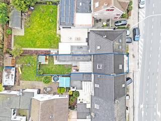 Deze instapklare doch verder af te werken woning bevindt zich langs de Boudewijnlaan te Aalst, uiterst vlot bereikbaar en met een goede verbinding naar de E40, het stadscentrum, het station... Ook winkels, scholen, de sporthal, het park Ter Linden, ... bevinden zich op wandelafstand! De woning werd sedert 2021 reeds grondig gerenoveerd en is verder af te werken naar eigen smaak en keuze. <br />Indeling: inkomhal met bergruimte onder de trap, open leefruimte/eetplaats, moderne keuken, badkamer met ligbad, lavabo en toilet, veranda, buitenberging welke tevens dienst doet als wasplaats, zonnig terras, zuidoost georiënteerde stadstuin. <br />Eerste verdieping: 2 ruime slaapkamers, 1 kleine slaapkamer (of dressing, bureau) en 1 berging. <br />Tweede verdieping: er is een geïsoleerde zolder (dak vernieuwd in 2025) welke reeds bereikbaar is via een vaste trap, deze ruimte biedt nog tal van uitbreidingsmogelijkheden!<br />Vooraan de woning is er ruimte om minstens 1 wagen op eigen terrein te parkeren. <br />IDEALE STARTERSWONING MET CORRECTE PRIJS-KWALITEITVERHOUDING!! GEEN GROTE WERKEN!!<br />Nieuw dak met isolatie, PVC en ALU ramen met HR- en dubbel glas, CV op aardgas (2020), nieuwe vloeren met isolatie, elektrische installatie conform het AREI. EPC: 328 kWh/m2jaar (label D, GEEN renovatieverplichting). <br />Vergunning uitgereikt, woongebieden, geen rechterlijke herstelmaatregel of bestuurlijke maatregel opgelegd, geen voorkooprecht, geen verkavelingsvergunning. P-score: D, G-score: D, geen risicozone voor overstromingen. <br />U kan de beschikbare attesten bij verkoop downloaden via de website janssens-leroy.be.: