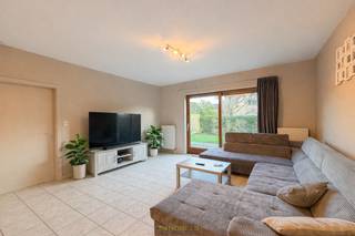 INSTAPKLARE EN GEZELLIGE GEZINSWONING, gelegen in een RESIDENTIËLE WOONWIJK te Kruisem, op KORTE AFSTAND VAN HET CENTRUM en in de nabijheid van winkels, scholen, openbaar vervoer en andere voorzieningen. Deze woning combineert een RUSTIGE WOONOMGEVING met een VLOTTE BEREIKBAARHEID, wat ze bijzonder aantrekkelijk maakt voor GEZINNEN. De woning is MOMENTEEL VERHUURD, waardoor ze ook perfect kan worden aangekocht als INVESTERINGSEIGENDOM met ONMIDDELIJK RENDEMENT. Tegelijk vormt ze een IDEALE KEUZE voor wie op zoek is naar een INSTAPKLARE WONING met alle COMFORT.<br />De indeling omvat een inkomhal met toilet, een ruime woonkamer, een ingerichte keuken en een praktische wasplaats. Via de nachthal bereikt u 3 volwaardige slaapkamers, een ingerichte badkamer en een handige zolder die extra opbergmogelijkheden biedt. Verder beschikt de woning over een ruime garage en een ONDERHOUDSVRIENDELIJKE TUIN, ideaal om in alle rust te genieten van het buitenleven.<br /><br />Adres: Winkelstraat 17A te Kruisem<br /><br />EPC: 236 kWh/m², G-score en P-score A, Geen renovatieverplichting