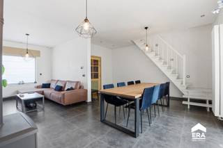 Op zoek naar een lichtrijke woning met ruimte, comfort en een open uitzicht? Deze halfopen bebouwing op de stadsrand van Ieper...