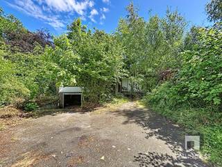<p><span>Langs de verbindingsweg van Veerle naar Averbode bevindt zich deze grondig te renoveren woning op een royaal perceel van 1.588m². <br />Dankzij de ruime grondoppervlakte, de groene omgeving en de ligging biedt deze eigendom een interessant uitgangspunt voor wie op zoek is naar een renovatieproject, of een afbraak en heropbouw.</span></p><p><span>De bestaande woning met leefruimtes op één verdieping beschikt vandaag over een inkomhal, een woonkamer in L-vorm, een plaats voor een keuken, een badkamer met douche en bad en 3 slaapkamers. <br />In de kelderverdieping is er plaats voor een garage, wasplaats, stookplaats en opbergruimte. De andere helft van de kelder is kruipkelder. <br />Een kruipkelder is ideaal als bijvoorbeeld toegang tot leidingen en kabels, isolatiemogelijkheden: de onderkant van de vloer is bereikbaar, waardoor vloerisolatie relatief eenvoudig kan worden aangebracht én ruimte voor toekomstige aanpassingen: extra leidingen voor een warmtepomp, ventilatie of nieuwe elektriciteitskabels zijn vaak makkelijker aan te leggen. <br />Als het struikgewas en de bomen rondom de voorgevel verwijderd worden, zorgen de grote raampartijen voor natuurlijk licht en creëren op die manier een aangename verbinding met de omgeving rondom het perceel. </span></p><p><span>Deze eigendom is voor wie bereid is om grondig te renoveren of een nieuw woonproject wil realiseren. <br />Men vindt hier een sterke basis op een mooi perceel in een natuurrijke omgeving met een vlotte verbinding naar omliggende gemeentes en autosnelwegen. </span></p><p><span>De combinatie van ruimte, ligging en potentieel maken dit pand interessant voor wie zijn droomwoning wil creëren in de regio Veerle-Averbode.</span></p><p><span> </span></p><p><span>Interesse? Neem gerust contact op voor meer informatie of een bezoek ter plaatse.<br />Contacteer ons voor een bezoek op 013 31 25 22 of mail <span>nathalie@immodiest.be</span></span><span><br />We helpen je met een glimlach verder op zoek naar jouw nieuwe thuis.</span></p><p><span> </span></p><p><span>Belangrijk: Bij afbraak en heropbouw, zijn stedenbouwkundige mogelijkheden, vergunningen en fiscale voordelen steeds onder voorbehoud van goedkeuring door de bevoegde instanties en de geldende voorwaarden. <br />Aankoop mogelijk aan 2% registratiebelasting, indien voldaan aan de wettelijke voorwaarden.</span></p><p><span> </span></p>