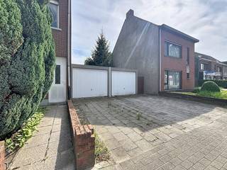 Aan de Kalmthoutse Steenweg in Wuustwezel bieden wij dit mooie perceel grond te koop aan. Het terrein is uitstekend gelegen op wandelafstand van de dorpskern, waardoor winkels, openbaar vervoer en lokale voorzieningen altijd dichtbij zijn.<br /><br />De grond heeft de volgende kenmerken:<br />- Totale oppervlakte: 350 m²<br />- Perceelbreedte: 7 m<br />- Perceeldiepte: 50 m<br /><br />Een ideale kans voor wie graag een eigen stukje grond bezit nabij het centrum.<br />Let op: om als bouwgrond aan te kopen verwijzen wij kandidaat-kopers door naar gemeente Wuustwezel > stedenbouwkundig attest.<br /><br />Voor meer informatie, neem contact op met ons kantoor: 03/369.42.50 of veerle.pierar@dewaele.com<br /><br />(ver-)Kopen of (ver-)huren in de Noorderkempen?<br />Met vragen kan u altijd bij ons terecht!<br />Dewaele Vastgoed<br /><br />Bestuursmaatregelen in het maatregelenregister: nee