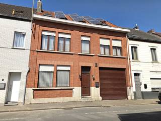 Deze goed gelegen en instapklare woning in het hart van Denderleeuw biedt alle ruimte en comfort voor een groot gezin.Op het gelijkvloers vinden we...