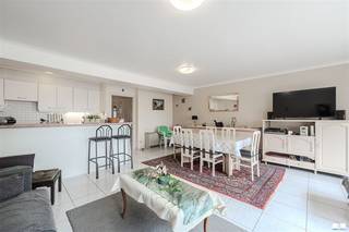 MODERN APPARTEMENT IN MIDDELKERKE MET PANORAMISCH ZEEZICHTDit prachtige appartement van 81 m² bevindt zich in het hart van Middelkerke, een geliefde kustbestemming. Met twee slaapkamers en één badkamer is deze woning ideaal voor families, koppels of als investeringsobject.INTERIEUR EN INDELINGHet appartement beschikt over een zeer functionele indeling met een open woonkeuken, een royale woonkamer en twee ruime slaapkamers. De open keuken is voorzien van moderne voorzieningen en sluit naadloos aan op de leefruimte, wat zorgt voor een optimaal gebruik van de beschikbare ruimte. De woonkamer is licht en uitnodigend, perfect voor gezellige familiemomenten.SLAAPKAMERS EN BADKAMERBeide slaapkamers bieden voldoende plaats voor bedden en ander meubilair. BUITENRUIMTEHet appartement heeft een fijne balkonruimte met royaal uitzicht op Middelkerke. Dit is ideaal om te genieten van het buitenleven, al het mooie weer optimaal te benutten en het bruisende stadsleven te observeren.LIGGING EN BEREIKBAARHEIDMiddelkerke is een levendige kuststad met een directe tram- en busverbinding. Het centrum met winkels, restaurants en strand ligt op loopafstand. De bereikbaarheid is uitstekend, zowel met openbaar vervoer als met de auto.AFWERKING EN STAATHet appartement is in uitstekende staat en voorzien van alle nodige voorzieningen voor comfortabel wonen. De plavuizen vloer is gemakkelijk te onderhouden, en de ruimte is voorzien van goede verlichting.