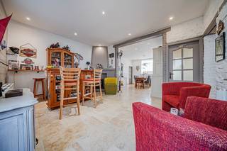 In Tervuren, in een rustige en gegeerde woonwijk, biedt deze halfopen bebouwing met een bewoonbare oppervlakte van ongeveer 215 m² een comfortabele...