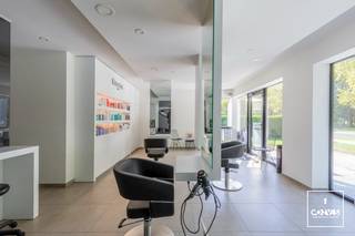 Deze uitzonderlijke <strong>villa met handelspand</strong> (momenteel ingericht als kapsalon) beschikt over een <strong>bruikbare vloeroppervlakte van ca. 352 m²</strong> en is gelegen in <strong>Mariakerke</strong> op een perceel van maar liefst <strong>1.181 m²</strong>. De woning geniet bovendien van een zuidgerichte oriëntatie.<br /><br />Het betreft een <strong>vernieuwbouw uit 2017</strong>, gerealiseerd met oog voor <strong>kwaliteit en duurzaamheid</strong>. De woning is uitgerust met aluminium ramen met dubbele beglazing, ventilatie type D, <strong>domotica</strong>, zonnescreens,  <strong>vloerverwarming</strong> op zowel het gelijkvloers als de verdieping, een <strong>zonneboiler</strong> en volledig vernieuwde technieken. In 2020 werden bovendien <strong>43 zonnepanelen</strong> geplaatst. Dit resulteert in een uitstekende EPC-score van 91 kWh/m²/jaar (<strong>label A</strong>). Dit attest dateert van vóór het plaatsen van de zonnepanelen.<br /><br />De <strong>handelsruimte aan de voorzijde</strong> op het gelijkvloers is momenteel ingericht als kapsalon en heeft een oppervlakte van ca. 45 m². Deze ruimte kan perfect worden ingericht als ruimte voor een vrij beroep of praktijk, maar kan evengoed worden omgebouwd tot een inpandige dubbele garage. De nodige structuur en openingen hiervoor zijn reeds voorzien.<br /><br />Via de afzonderlijke inkomhal met gastentoilet is er toegang tot de zeer ruime woonkamer met eetplaats, die in verbinding staat met de <strong>volledig geïnstalleerde keuken</strong>. De berging/wasplaats, grenzend aan de keuken, geeft toegang tot de <strong>bijzonder ruime kelder</strong>. De woning is namelijk volledig onderkelderd. In de kelder bevinden zich aan de ene zijde de technische installaties, terwijl de andere zijde momenteel is ingericht als mancave.<br /><br />De aangelegde tuin beschikt over een <strong>overdekt terras</strong> dat volledig kan worden afgesloten, evenals een tuinhuis met carport aan de linkerzijde van het perceel.<br /><br />Op de eerste verdieping bevinden zich de <strong>masterbedroom met dressing</strong>, twee kinderkamers met een afzonderlijke badkamer, een logeerkamer, een bureauruimte (die als 5de slaapkamer kan dienen) en een tweede badkamer met ligbad en douche.<br /><br />Wenst u zelf de vele kwaliteiten en troeven van deze unieke villa te ontdekken? Neem dan contact op met Theo voor een bezoek ter plaatse via theo@convas.be.