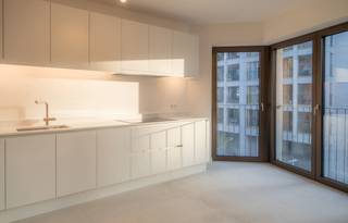 <div>
<div>
<div>
<div>
<div>
<div>
<div>
<div>
<div>
<div>
<div><span>Telefoon: 02 318 18 08 - The Scarlet Project is gevestigd op de site van Tour &amp; Taxis in het Iconic Park Lane project. Het project werd ontworpen door noA Architects, die samenwerkten met Sergison Bates en awg aan het concept en het ontwerp van Park Lane. Het gebouw telt 6 verdiepingen en 28 appartementen (1-2 &amp; 3 slaapkamers), die allemaal ruime woonkamers met een hoogwaardige afwerking bieden, evenals prachtige terrassen met uitzicht op de tuinen van het project of het Tour &amp; Taxis park.</span></div>
</div>
</div>
</div>
</div>
</div>
</div>
</div>
</div>
</div>
</div>
Het project, uitgerust met zonnepanelen, driedubbele beglazing en een systeem voor regenwaterrecuperatie, zal u de beste energieprestaties bieden.<br />Een gegarandeerd vlekkeloze investering in deze gerevitaliseerde buurt!