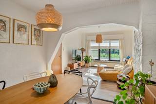 <p><strong>Soms steelt de tuin gewoon de hele show. En bij deze woning in de Pierstraat in Aartselaar is dat meer dan het geval. Vooraan kijk je uit op groen, maar het is vooral achteraan dat je mond even openvalt. Een grote tuin met zicht op de velden, zonder inkijk, mét een schattig vijvertje en een ruim tuinhuis. De ligging heeft ook haar voordelen: je zit handig richting de invalswegen. En eenmaal binnen? Daar wacht een woning met een eigen karakter, originele details en een flinke portie retrocharme. Kom binnen…</strong></p><p><strong>Binnenkomen met een retroknipoog</strong><br />De inkomhal zet meteen de toon met een zalig retro tegeltje. Geen anonieme binnenkomer dus, maar een eerste kennismaking met het eigenzinnige karakter van de woning.</p><p><strong>Een leefruimte met een hoekje af</strong><br />De ruime living en eetruimte hebben nét dat beetje extra. De halve boog en het ruwe steenelement op de muur geven de ruimte een originele uitstraling, terwijl de indeling alle plaats laat om gezellig samen te leven. Aansluitend ligt de veranda, die de leefruimte nog wat verder laat doorlopen.</p><p><strong>Koken met ruimte</strong><br />Ook op het gelijkvloers vind je de ruime keuken. Daarnaast zijn er een apart toilet en de badkamer, handig bij elkaar op dezelfde verdieping.</p><p><strong>En dan… die tuin</strong><br />We waarschuwden je al: dit is geen tuin die genoegen neemt met een bijrol. Achteraan strekt de grote tuin zich uit met zicht op de velden en zo goed als geen inkijk. Het vijvertje zorgt voor een charmant detail, terwijl het ruime tuinhuis nog extra mogelijkheden biedt om spullen op te bergen. Hier heb je alle ruimte om je eigen groene paradijs te maken. Een lange zomeravond, een rustig hoekje met een boek of gewoon genieten van het uitzicht: de tuin geeft je daar alle reden toe.</p><p><strong>Ook boven is er plek genoeg</strong><br />Op de eerste verdieping liggen twee ruime slaapkamers en een aparte kamer die je kunt inrichten als bureau of dressing. Zo krijgt ook alles wat niet in de leefruimte thuishoort een eigen plek.</p><p><strong>Handig om weten</strong><br />Helemaal beneden is er een kelder - en ook boven is er nog een zolder. Extra ruimte voor spullen die je graag bewaart, maar niet dagelijks nodig hebt. En tenslottte: dankzij de handige oprit is er plaats voor meerdere wagens.</p><p>Verliefd? Antwerpen@ugly.be</p>