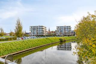 <span><span>Welkom in de Bloemmolens, een stukje industrieel erfgoed vol charme en geschiedenis. De karaktervolle torens staan al decennialang leeg, maar nu is het tijd voor verandering. Het is tijd voor de toekomst. Heden en verleden smelten samen tot een stijlvol gebouw waar comfortabel, industrieel en duurzaam wonen/werken centraal staat. <br />Om de Bloemmolens terug nieuw leven in te blazen, bouwen we de linkervleugel om tot een stijlvol wooncomplex. De toren biedt 26 unieke appartementen en voorziet ruimte voor 31 parkeerplaatsen. Met uitzicht over de Polders of op het stadscentrum, heb je een adembenemend vergezicht. Door de aanwezigheid van water en groen is het hier telkens opnieuw zalig thuiskomen. <br /><br />De rechtervleugel zal ruimte bieden aan <strong>een unieke horecazaak</strong> (gelijkvloers + eerste verdieping) in combinatie met <strong>karaktervolle kantoorruimtes </strong>over de resterende verdiepingen.<br />vanaf de tweede verdieping biedt de rechtertoren van de Bloemmolens telkens een bruikbare vloeroppervlakte van ca. 226 m² tot 265 m².<br />De unieke combinatie van karaktervolle elementen die nog aanwezig zijn in de ruimtes (beschermde elementen/machines) en de uitmuntende locatie, maakt dat ieder wie hier met kennis van zaken zijn kantoor vestigt, verzekerd is van succes. Ben jij de ondernemer die we zoeken om hier te knallen? Bezorg ons dan snel uw visie en plan van aanpak. Samen met de bouwpromotor bekijken we wat de Bloemmolens voor u kunnen betekenen. <br /><br /><u><strong>Aanbod: </strong></u></span></span>
<ul>
<li><span><span>2<sup>de</sup> verdieping: <strong>ca. 265 m²;</strong></span></span></li>
<li><span><span>3<sup>de</sup> verdieping: <strong>ca. 226 m²;</strong></span></span></li>
<li><span><span>4<sup>de</sup> verdieping: <strong>ca. 226 m²;</strong></span></span></li>
<li><span><span>5<sup>de</sup> verdieping: <strong>ca. 258 m²;</strong></span></span></li>
</ul>
<span><span><em>(combinaties van verschillende verdiepingen behoort uiteraard ook tot de mogelijkheden).</em></span></span><br /><br /><span><span>De unieke vergaderzaal op de eerste verdieping (ca. 161 m²), omkaderd door karaktervolle industriële elementen, vormt een mooie aanvulling voor uw kantoor in de Bloemmolens (uitbating door de horeca ondernemer van het gelijkvloers en te huren in onderling overleg).<br /><br /><u><strong>OPMERKING:</strong></u> Het huidig aanbod is niet casco, maar reeds met vloeropbouw, leidingen en voorzieningen ingebouwd + sanitair blok basis aanwezig. In samenspraak kan het gebouw verder op maat afgewerkt worden. </span></span><br /><br /><span><span><strong><u>Enkele unieke redenen om uw plaatsje in deze architecturale parel te bemachtigen:</u></strong></span></span>
<ul>
<li><span><span>Indrukwekkende architectuur (enig in zijn soort);</span></span></li>
<li><span><span>Centrale ligging, dicht bij stadscentrum, doch genieten van alle rust en verzichten;</span></span></li>
<li><span><span>Door casco oplevering nog volledig naar eigen smaak verder af te werken;</span></span></li>
<li><span><span>Unieke erfgoedelementen aanwezig, die de ruimte een specifiek karakter geven;</span></span></li>
<li><span><span><strong>De ruime vergaderzaal op de eerste verdieping (uitgebaat door de horeca ondernemer op gelijkvloers) kan voor u als bedrijf aan leuke aanvulling zijn om klanten te ontmoeten of met uw team te vergaderen (win/win)</strong>;</span></span></li>
<li><span><span>Ruime fietsenstalling en parkeerplaatsen beschikbaar;</span></span></li>
<li><span><span>...</span></span></li>
</ul>
<span><span><strong>Wens je een brochure te bekomen waar we de geschiedenis van de Bloemmolens en de nieuwe bouwplannen verder toelichten? </strong><br />Neem dan snel contact op met uw Diksimmo makelaar. We helpen u graag verder. </span></span>