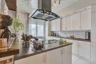 <p>Voor meer info of bezoek, bel 02/884.23.26. - Bent u op zoek naar een ruime woning met tal van mogelijkheden? Deze <strong>charmante woning</strong>, gekend als handelshuis, beschikt over een <strong>bewoonbare oppervlakte van 205 m²</strong> en biedt heel wat potentieel voor wie op zoek is naar ruimte en flexibiliteit.</p><p></p><p>De woning telt <strong>vier slaapkamers</strong>, een aangename leefruimte met ruime keuken, dressing en eetkamer. Daarnaast beschikt ze over een <strong>ruime zolder</strong> (36m²) die nog volledig kan worden ingericht naar eigen wens. Verder is er een <strong>kelder</strong> aanwezig wat zorgt voor extra opbergruimte. Buiten geniet u van een <strong>zonneterras van ca. 20 m²</strong>, ideaal om te ontspannen. De <strong>garage</strong> vormt een extra troef.</p><p></p><p>Tot slot is de woning uitgerust met <strong>centrale verwarming op aardgas</strong> en grotendeels voorzien van <strong>dubbele en driedubbele beglazing</strong>. De woning is <strong>op te frissen</strong>, wat u de mogelijkheid biedt om deze volledig naar eigen smaak te moderniseren.</p><p></p><p>De ligging is bijzonder gunstig: in de nabijheid van winkels, scholen, sportinfrastructuur, belangrijke invalswegen, de E40 en de Brusselse ring, wat zorgt voor een uitstekende bereikbaarheid.</p><p></p><p>Met een <strong>EPC-score E</strong> geldt er een <strong>renovatieverplichting</strong>, maar dit biedt meteen de kans om de woning energiezuiniger en toekomstgericht te maken. Maatregelen opgenomen in het maatregelenregister: nee.</p>