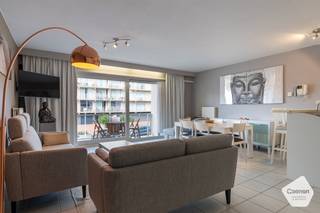 Dit <strong>bijzonder goed onderhouden en energiezuinige </strong>(EPC-label B) appartement bevindt zich aan de zonnige zijde van de gekende residentie ‘<strong>Bernardus B</strong>’ in Nieuwpoort-Bad. Dankzij de <strong>centrale ligging</strong> bevinden zowel de<strong> Zeedijk als de winkelstraat zich op wandelafstand.</strong><br />Het appartement is als volgt ingedeeld:
<ul>
<li>Inkomhal;</li>
<li><strong>Ruime en lichtrijke leefruimte</strong> met schuifraam naar het <strong>zuidwestelijk georiënteerde terras</strong>;</li>
<li>Aangenaam zonneterras met afgesloten bergruimte;</li>
<li>Open en <strong>volledig ingerichte keuken</strong>, voorzien van alle comfort en een aansluiting voor de wasmachine;</li>
<li><strong>Afzonderlijke slaapkamer</strong> met dubbel bed en voldoende kastruimte;</li>
<li>Badkamer met douche, wastafel en toilet;</li>
</ul>
<strong>Enkele troeven:</strong>
<ul>
<li>Extra slaapgelegenheid in de leefruimte;</li>
<li>Centrale ligging, vlakbij de Zeedijk;</li>
<li>Gunstig EPC-label B;</li>
</ul>
<br />Een verzorgd appartement op een uitstekende locatie dat zeker een bezoek waard is.