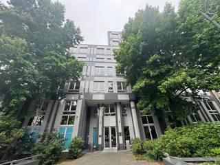 Bureaux à louer dans un immeuble iconique au coeur d'un magnifique jardin, situé à côté de Mongomery. Proximité avec la E411, la E40 et l'aéroport de Zaventem. Nombreuses facilités et commerces dans les environs immédiats. Facilement accessible via les transports en commun.<br />Parking IN: 1.500 €/emplacement/an.<br />Hors taxes et charges.