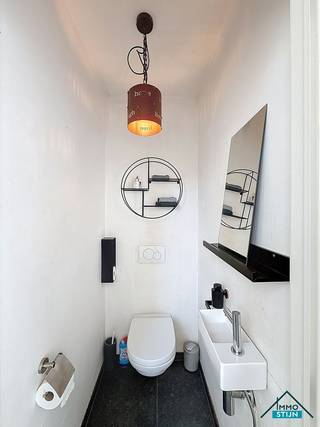 Deze recente halfopen bebouwing is gelegen in een doodlopende straat in Aartrijke en geniet van een vlotte verbinding met het openbaar vervoer en diverse winkels in de nabije omgeving.<br />Je komt de woning binnen via de inkomhal die in verbinding staat met het gastentoilet, de berging, de trap naar de eerste verdieping en de lichtrijke woonkamer met open keuken. De woonkamer biedt een mooi zicht op de tuin en beschikt over voldoende ruimte voor een gezellig zit- en eetgedeelte. De open keuken is hyper-geïnstalleerd en uitgerust met een aangenaam keukeneiland. Vanuit de keuken heb je toegang tot de berging en de ruime garage. Op de eerste verdieping bevindt zich de nachthal die toegang geeft tot twee ruime slaapkamers, een kinderkamer, een tweede toilet en de badkamer. De badkamer is voorzien van een inloopdouche en een dubbel lavabomeubel.<br />De woning is bovendien energiezuinig uitgerust met een regenwaterput van 10.000 liter met filtersysteem, 10 zonnepanelen en een thuisbatterij van 5 kW. Op het gelijkvloers is er vloerverwarming voorzien en op de eerste verdieping radiatoren, beide aangesloten op een condenserende gaswandketel. Achteraan de woning bevindt zich een aangelegde tuin met terras en een tuinhuis, waar je in alle rust kan genieten. (sted. inl.: in aanvraag)