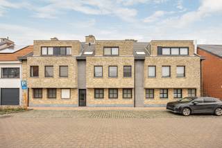 INDELINGInkomhal met zolderluik. Berging/wasplaats met legschabben en waterontharder (ca 7,5 m²).Badkamer voorzien van dubbel badkamermeubel, ruime...