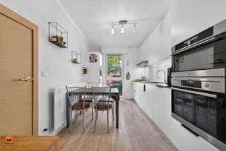 Aangenaam wonen in een aangename en kindvriendelijke buurt? Dat kan in de Cameliastraat, een rustige woonwijk op slechts enkele minuten van het levendige centrum van Evergem. Hier geniet u van de perfecte balans tussen rust en bereikbaarheid: winkels, sportfaciliteiten, scholen en openbaar vervoer zijn vlot bereikbaar met de fiets, te voet of met de wagen. Een echte topligging!<br /><br />Bij het betreden van de woning komt u in een verzorgde inkomhal die toegang biedt tot de volledig vernieuwde keuken en de lichtrijke leefruimte. Dankzij de grote raampartijen baadt de leefruimte in natuurlijk licht. Aansluitend bevindt zich een veranda met zonneluifel, ideaal om het hele jaar door te genieten.<br /><br />De woning beschikt over drie volwaardige slaapkamers, een volledig vernieuwde badkamer en een apart toilet.<br /><br />Ook buiten is het heerlijk vertoeven in de achtertuin, waar bovendien ruimte is voorzien voor een moestuin — perfect voor wie groene vingers heeft.<br /><br />Parkeren kan gemakkelijk in de inpandige garage of voor de woning.<br /><br />Extra troeven zijn onder meer het gunstige EPC-label, de aanwezigheid van zonnepanelen, rolluiken en nog veel meer.<br /><br />**De gepubliceerde prijs is een richtprijs. Dit betekent dat u vrij bent om een bod uit te brengen. De verkoper behoudt zich het recht voor om al dan niet op een bod in te gaan. De uiteindelijke verkoop kan pas tot stand komen na aanvaarding van een bod en ondertekening van de compromis.<br /><br />Benieuwd naar meer? Schrijf u gerust in voor het bezoekmoment waarbij u een eerste impressie kan krijgen van de woning. Voor vragen, contacteer gerust via 0472/98.16.29 of immovercruysse.verkoop@gmail.com