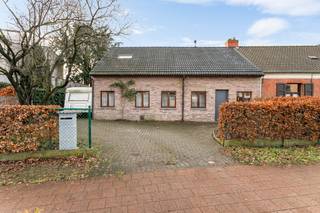 Op een gunstige locatie in Malle bevindt zich deze ruime woning. De ligging biedt een ideale combinatie van rust en bereikbaarheid: je woont dicht bij winkels, scholen en openbaar vervoer en hebt snelle verbindingen naar Zoersel, Brecht en Antwerpen. Dankzij de landelijke charme van Malle en de groene omgeving geniet je van een aangename, rustige woonervaring, terwijl alle voorzieningen toch binnen handbereik liggen.<br /><br />Via de inkomhal kom je binnen in de ruime, gezellige leefruimte met pelletkachel. Het grote schuifraam naar het terras zorgt voor een overvloed aan natuurlijk licht en een mooi contact met de tuin. Aansluitend vind je de ruime keuken, uitgerust met een inductiekookplaat en een dubbele spoelbak met verlek. <br /><br />Op het gelijkvloers zijn er twee comfortabele slaapkamers van 15 m² en 12 m², een praktische berging en een royale badkamer. Deze gigantische ruimte is voorzien van een toilet, bad met douchefunctie, aparte douche, dubbel lavabomeubel en een lichtkoepel die voor extra daglicht zorgt.<br /><br />Op de eerste verdieping geeft de nachthal toegang tot nog twee slaapkamers (11 m² en 12 m²) en een grote polyvalente ruimte van maar liefst 26 m². Perfect als hobbykamer, speelruimte, bureau of extra leefruimte. Daarnaast is er nog een tweede keuken aanwezig, die dankzij de reeds voorziene voorbereidingen eenvoudig kan worden omgevormd tot een extra badkamer.<br /><br />Buiten vind je meerdere stockageruimtes (momenteel niet vergund) en een ruime oprit vooraan met plaats voor meerdere wagens.<br /><br />Pluspunten: <br />+ Verder af te werken naar eigen stijl en smaak<br />+ 4 slaapkamers <br />+ Ruime woning<br />+ West georiënteerde tuin met veel privacy<br />+ Zonnepanelen aanwezig<br /><br />Benieuwd naar de mogelijkheden? Contacteer ons via 03 337 50 70 of info@vbvastgoed.be voor meer info of een bezoek ter plaatse!
