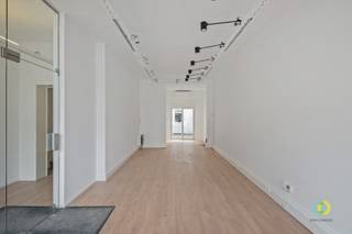 <p><span>Ce local commercial de plain-pied présente un agencement pratique et clair et se prête à diverses activités professionnelles ou commerciales. Dès l'entrée, on trouve un espace commercial de 35 m², idéal comme boutique, espace d'accueil ou salle de réception, avec un accès direct à une terrasse de 10,5 m² et au hall. Le hall donne accès aux toilettes. Plus loin dans le local, on trouve un deuxième espace de 29,5 m², qui peut être aménagé en espace commercial supplémentaire, en bureau, en cabinet ou en atelier. À côté se trouve également une petite cuisine, qui offre un confort supplémentaire. Grâce à la combinaison de ces espaces intérieurs, ce local se prête parfaitement à une profession libérale, à une activité de services ou à un commerce.</span></p>