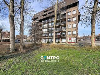 ENERGIEZUINIG appartement met 2 slpks, 2 terrassen, een FANTASTISCH UITZICHT, een kelderberging én een GARAGEBOX op wandelafstand van het centrum en het openbaar vervoer te Roeselare!<br /><br /><strong>INDELING:<br /><u><em>Vierde verdieping:</em></u></strong><br />Inkomhal - ruime living - ingerichte open keuken (O.a. met heteluchtoven, fornuis, dampkap, dubbele spoelbak én frigo) - wasplaats (met voorzieningen voor wasmachine en droger) - badkamer (O.a. met lavabomeubel, ligbad én douche) - afzonderlijk gastentoilet (met lavabo) - 2 RUIME slaapkamers - Oost-gericht terras - ZUIDWEST-gericht zonneterras met een FANTASTISCH UITZICHT over Roeselare!<br /><br /><u><strong>Opmerkingen:</strong></u><br />- ENERGIEZUINIG appartement: Epc = 109 kWh/m2 (B)!<br />- Asbestveilig!<br />- Lift aanwezig.<br />- Vrij bij akte.<br />- Private kelderberging inbegrepen in de prijs.<br />- Private garagebox inbegrepen in de prijs.<br /><br />Aarzel zeker niet om ons te contacteren voor verdere info en/of een bezoek ter plaatse: 051/817.817 - info@centro.be.