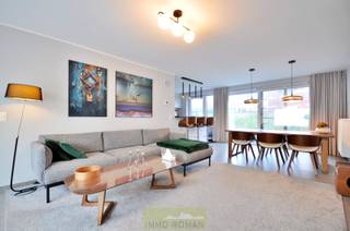 In een verkeersluwe straat nabij de dorpskern van Anzegem vinden we deze recente woning, ideaal gelegen met alle voorzieningen binnen handbereik: winkels, scholen en openbaar vervoer. <br /><br /><strong>Indeling:</strong> We betreden de woning via de inkomhal voorzien van een apart gastentoilet en rechts toegang tot de woon-en leefruimte.  De sfeervolle woonkamer biedt ruimte voor een gezellige zithoek én eetplaats, met aansluitend de keuken uitgerust met kwalitatieve toestellen. Naast de keuken is er een berging voorzien met o.a. aansluiting wasmachine,... <br /><br />Op de bovenverdieping vinden we een ruime nachthal met apart toilet, <strong>3 volwaardige slaapkamers</strong> en een moderne badkamer voorzien van een dubbele wastafel, <strong>ligbad en douche</strong>. De woning is voorzien van een gezellig <strong>tuintje</strong> met terras, en er is een <strong>parkeerplaats en</strong> <strong>garagebox</strong> met automatische sectionale poort inbegrepen.<br /><br /><strong>Kenmerken: </strong>bouwjaar 2019, EPC A, CONFORME elektriciteit, 3 slaapkamers, garage, badkamer met ligbad en douche,...<br /><br />Interesse? Contacteer Els 0478 61 64 34 of els@immoroman.be