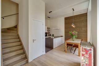 <p>Interesse of vragen? Neem gerust contact op met Dimitry Van Hinsbergh via dimitry@copandi.be of via +32 493 37 27 43.<br /><br />Wonen in Nieuw Zuid is kiezen voor stijl, comfort en een unieke levenskwaliteit. Dit moderne duplex appartement aan het Henri Storckpad 3 combineert een hoogwaardige afwerking met een toplocatie in een van de meest begeerde buurten van Antwerpen. Een EPC-label A, private inkom en ruim terras maken dit appartement tot een echte buitenkans.<br /><br />Bij het binnenkomen valt meteen de lichte leefruimte van bijna 40 m² op, met grote ramen die zorgen voor veel daglicht en een aangename verbinding met het terras. De open keuken is volledig ingericht en vormt het hart van de woning, ideaal voor wie houdt van koken en gezellig tafelen. Verder zijn er een gastentoilet en een praktische berging aanwezig.<br /><br />Op de verdieping bevinden zich twee slaapkamers, waarvan één perfect kan dienen als bureau of logeerkamer. De volledig betegelde badkamer beschikt over een ligbad, douche en wastafel, en de aparte dressing zorgt voor extra opbergruimte en comfort. Een aparte wasruimte en een tweede toilet maken het geheel compleet.<br /><br />Wie dat wenst, kan een staanplaats onder het gebouw aankopen.<br /><br />Dit appartement is perfect voor wie houdt van modern wonen in een levendige, groene stadswijk, op wandelafstand van scholen, winkels, horeca en het water.<br /><br />✅ TOP-locatie<br />✅ Ruim terras en private inkom<br />✅ EPC-label A<br />✅ Mogelijkheid tot aankoop staanplaats<br />✅ Kindvriendelijke buurt met school op wandelafstand</p>