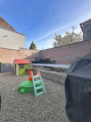 Située en plein coeur de Hannut, à proximité directe de toutes les facilités, cette maison totalement rénovée 3 CH vous séduira par son confort et...