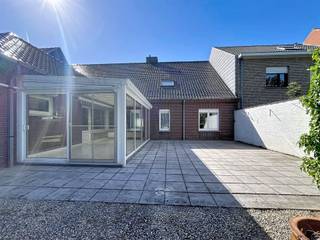 RUIME STATIGE WONING (390 M²) OP EEN PERCEEL VAN 698 M² IN CENTRUM ROESELARE DE INDELING VAN DEZE VEELZIJDIGE WONING IS ALS...