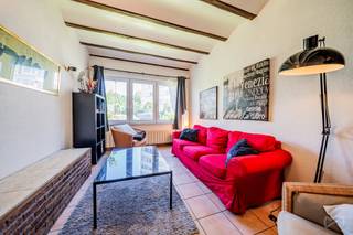 <h1><span>🏡 EXCLUSIVITEIT – OPENHUIZENDAG OP ZONDAG 13 SEPTEMBER<br /><br />Deze zondag 13 september kunt u dit pand exclusief bezoeken tijdens onze opendeurdag, van 10u tot 11u. Kom gerust langs, met of zonder afspraak!<br /><br />Woning met 3 slaapkamers, garage, kelder en voortuin – Evere / Schaarbeek</span></h1>
<p><span>We Invest Bruxelles-Europe stelt u deze eengezinswoning met 2 gevels voor, ideaal gelegen in de Rue de Genève 482, op de grens van Evere en Schaarbeek, in een gegeerde residentiële wijk vlakbij Brussel, de NAVO, winkels, scholen, openbaar vervoer en belangrijke invalswegen.</span></p>
<p><span>Deze woning uit 1953 behoudt haar authentieke charme dankzij de zichtbare balken en biedt veel potentieel na een opfrissing.</span></p>
<p><span>Op het gelijkvloers bevinden zich een woonkamer, een lichtrijke eetkamer en een functionele keuken. Op de eerste verdieping vindt u een ruime slaapkamer aan de voorzijde met balkon, een slaapkamer aan de achterzijde en een recent gerenoveerde badkamer met grote douche en toilet. De bovenste verdieping omvat een extra slaapkamer en een ingerichte zolderruimte, ideaal als bureau, dressing, opslagruimte of thuiswerkplek.</span></p>
<p><span>De kelderverdieping beschikt over een ruime wasruimte en verschillende opslagkelders.</span></p>
<p><span>Troeven van de woning:</span></p>
<ul>
<li><span>Eengezinswoning met veel potentieel</span></li>
<li><span>3 slaapkamers + polyvalente ruimte</span></li>
<li><span>Voortuin</span></li>
<li><span>Balkon met open uitzicht</span></li>
<li><span>Zuidgerichte achterzijde</span></li>
<li><span>PVC ramen met dubbele beglazing</span></li>
<li><span>Geïsoleerd dak in goede staat</span></li>
<li><span>Recente gasketel (2020)</span></li>
<li><span>Zonnepanelen geplaatst in 2021</span></li>
<li><span>EPC E-</span></li>
<li><span>Rustige en gegeerde buurt</span></li>
<li><span>Vlakbij Brussel en de NAVO</span></li>
</ul>
<p><span>Een privatieve garage tegenover de woning is beschikbaar aan €30.000 extra. Een echte meerwaarde in de buurt. Mede-eigendomskosten: ± €30/maand inclusief elektriciteit en wateraansluiting.</span></p>
<p><span>Ideale woning voor een eerste aankoop, gezin of investering nabij Brussel.</span></p>
<p><span>Info &amp; bezoeken:</span><br /><span>Frédéric Top – We Invest Bruxelles-Europe</span><br /><span>📞 0472 34 44 08</span><br /><span>📧 </span><span>frederic.top@weinvest.be</span></p>