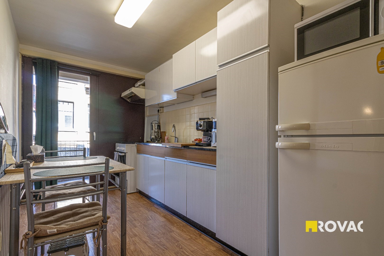 Zeer verzorgd en centraal gelegen appartement op 1ste verdieping met bijhorende autostandplaats - foto 4