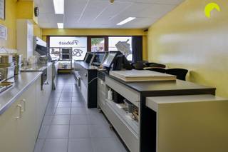 We offer you this very well located commercial house with a commercial ground floor of 115 m² and a living area of 94 m².With the railway station and...