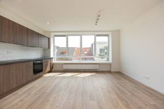 Recent gerenoveerd appartement met 2 slaapkamers nabij Park Spoor Noord!<br /><br />Dit volledig gerenoveerde appartement bevindt zich in een kleinschalig gebouw met slechts twee wooneenheden en een garage. Het is centraal gelegen in de bruisende wijk 2060 Antwerpen vlak bij Park Spoor Noord, winkels, scholen, openbaar vervoer en het stadscentrum.<br /><br />Via de inkomhal krijgt u toegang tot de lichtrijke leefruimte met een moderne open keuken, uitgerust met kwalitatieve Bosch-toestellen. Vanuit de hal bereikt u de stijlvolle badkamer met een moderne inloopdouche met regendouchekop en lavabo, de twee slaapkamers van respectievelijk 14 m² en 8 m² en een apart toilet.<br /><br />Dankzij de recente totaalrenovatie is het appartement volledig instapklaar. De combinatie van de rustige kleinschaligheid, de kwalitatieve afwerking en de centrale ligging maakt dit appartement ideaal als eigen woning of als interessante investering.<br /><br />Troeven:<br /><br />- Recente totaalrenovatie (2026)<br />- Gunstige EPC score 126 (B label)<br />- Kleinschalig gebouw met lage kosten<br />- Vernieuwde CV-ketel op gas<br /><br />62m2 bewoonbare oppervlakte cfr EPC. <br /><br />Asbestattest in aanvraag.<br /><br />Wenst u een bezoek of meer informatie? Dan kan u ons steeds contacteren via info@dvarealestate.be of via 03/297.00.00.