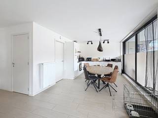 <strong>Indeling:</strong><br />🚪 <strong>Inkomhal</strong><br />🛋️ Gezellige <strong>woonkamer</strong><br />🍽️ Volledig <strong>ingerichte keuken</strong><br />📦 Praktische <strong>bergruimte</strong><br />🚽 Afzonderlijk <strong>toilet</strong><br />🛏️ 2 <strong>Slaapkamers</strong><br />🛁 <strong>Badkamer</strong> met <strong>ligbad</strong><br />🌞 Aangenaam <strong>terras</strong><br /><br /><strong>Extra troeven:</strong><br />🚗 Ondergrondse parkeerplaats + kelderberging<br />✅ Dicht bij openbaar vervoer 🚍<br />✅ Winkels in de onmiddellijke omgeving 🛒<br /><br />💶 Voorschot gemeenschappelijke kosten: €40 / maand