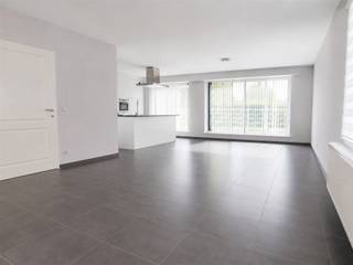 <p><span>Découvrez cet appartement neuf, spacieux et aux finitions haut de gamme, situé au premier étage et accessible par un hall d'entrée privé au rez-de-chaussée. L'escalier est en outre équipé d'un monte-escalier sophistiqué, offrant ainsi un confort et une accessibilité accrus.</span></p><p><span>L'appartement dispose d'un grand espace de vie lumineux, d'une cuisine (ouverte) entièrement équipée avec des appareils électroménagers haut de gamme, d'un débarras pratique, de deux chambres spacieuses (17 et 11 m²) et d'une salle de bains confortable avec baignoire, douche et double lavabo.</span></p><p><span>La terrasse très spacieuse constitue un atout indéniable : vous pourrez y profiter en toute tranquillité d’une vue magnifique sur un cadre verdoyant.</span></p><p><span>Il y a également un garage de 21 m² équipé d’une porte sectionnelle automatique.</span></p><p><span>Située au calme, facilement accessible et à proximité du centre-ville, des écoles et des principaux axes routiers.</span></p><p><span>Idéal pour une vie au calme !</span></p><p><span> </span></p><p><span> </span></p>