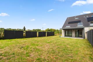 <p>Vous êtes à la recherche d’une maison familiale prête à emménager, économe en énergie, située au calme tout en étant proche du centre de Louvain ? Cette maison moderne mitoyenne d’un côté, construite en 2018, mérite certainement votre attention.</p>
<p></p>
<p></p>
<p>La propriété combine une distribution bien pensée, une belle luminosité naturelle et un confort de vie contemporain, le tout dans un environnement calme à proximité du centre de Louvain et bénéficiant d’une excellente accessibilité.</p>
<p></p>
<p></p>
<p>Au rez-de-chaussée se trouve le cœur de la maison : un espace de vie spacieux et lumineux avec une cuisine ouverte et entièrement équipée. Les grandes baies vitrées apportent une abondance de lumière naturelle et offrent une agréable connexion avec le jardin orienté plein sud. Le rez-de-chaussée dispose également d’un WC visiteurs ainsi que d’un garage intérieur, idéal pour disposer d’un espace de rangement supplémentaire ou pour stationner votre voiture à l’abri.</p>
<p></p>
<p></p>
<p>Le premier étage comprend trois chambres à coucher spacieuses, une grande salle de bains équipée à la fois d’une baignoire et d’une douche, ainsi qu’un WC séparé. Au deuxième étage, vous trouverez, en plus du local technique, une grande quatrième chambre. Depuis les chambres, vous bénéficiez d’une magnifique vue sur les espaces verts environnants.</p>
<p></p>
<p></p>
<p>L’extérieur a également beaucoup à offrir. Le jardin aménagé et orienté plein sud, avec sa terrasse, constitue un agréable espace pour se détendre et profiter de l’extérieur. La terrasse est couverte par une élégante pergola équipée de lames orientables électriques, dont l’inclinaison peut facilement être adaptée selon vos envies. Vous pouvez ainsi créer à tout moment l’équilibre idéal entre soleil et ombre. Le jardin est facile à entretenir et entièrement clôturé. En plus du garage intérieur, la propriété dispose également d’une allée offrant suffisamment d’espace pour stationner deux voitures. Le stationnement ne constitue donc aucun problème.</p>
<p></p>
<p></p>
<p>Cette maison affiche également d’excellentes performances sur le plan énergétique. Grâce à son certificat énergétique de classe A et à la présence de panneaux solaires, vous bénéficiez d’un confort de vie optimal tout en profitant d’une habitation particulièrement économe en énergie.</p>
<p></p>
<p>La situation constitue un véritable atout : vous profitez d’un cadre de vie calme et verdoyant, tout en restant à proximité immédiate de Louvain. Les principaux axes routiers ainsi que l’autoroute se trouvent également à quelques minutes, faisant de cette maison un excellent point de départ tant pour les déplacements domicile-travail que pour la vie familiale quotidienne.</p>
<p></p>
<p></p>
<p><strong>Les atouts en un coup d’œil :</strong></p>
<ul>
<li>Maison moderne et récente</li>
<li>Belle luminosité naturelle et tout le confort contemporain</li>
<li>Économe en énergie : certificat énergétique de classe A et panneaux solaires</li>
<li>Situation calme et verdoyante juste à l’extérieur du ring de Louvain</li>
<li>À proximité du centre de Louvain, de Gasthuisberg, des principaux axes routiers et de l’autoroute E314</li>
<li>4 chambres à coucher</li>
<li>Salle de bains avec baignoire et douche</li>
<li>Jardin facile à entretenir avec terrasse couverte</li>
<li>Garage intérieur et allée permettant de stationner 2 voitures<br /><br /><br /></li>
</ul>
<p>En résumé, une maison familiale moderne, lumineuse et économe en énergie, offrant quatre chambres, un agréable jardin et une vue exceptionnelle sur les espaces verts environnants. Une propriété qui combine à merveille confort et tranquillité, tout en bénéficiant d’une excellente accessibilité.</p>
<p></p>
