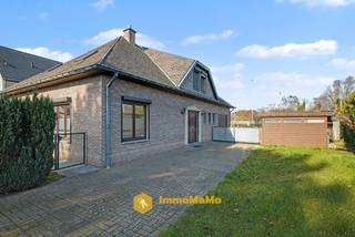Ruime open bebouwing met 6 slaapkamers, garage en grote tuin te koop in Zelzate!<br /><br />In de Hans Kochlaan 54 te Zelzate vindt u deze ruime open bebouwing met een bewoonbare oppervlakte van 272 m² op een perceel van 1.190 m². De woning beschikt over 6 slaapkamers, een inpandige garage en een gunstig EPC-label B, wat zorgt voor energiezuinig en comfortabel wonen.<br /><br />Troeven:<br />- Bewoonbare oppervlakte: 272 m²<br />- Perceel van 1.190 m²<br />- 6 slaapkamers (waarvan 1 op het gelijkvloers)<br />- EPC B + zonnepanelen<br />- Vernieuwde badkamer<br />- Inpandige garage<br />- Ruime oprit, hoge carport en opslagruimte<br /><br />Indeling:<br />Via de inkomhal bereikt u de lichtrijke leefruimte met eetplaats en gezellige houtkachel. Aansluitend bevindt zich de ruime keuken met plaats voor een grote eettafel. Op het gelijkvloers vindt u daarnaast een recent vernieuwde badkamer met inloopdouche, een ruime slaapkamer (of bureauruimte) en de inpandige garage. Op de eerste verdieping bevinden zich nog 5 ruime slaapkamers. Eén van de kamers beschikt over een extra ruimte die ideaal kan dienen als dressing. Buiten geniet u van een volledig omheinde tuin met veel privacy. Daarnaast is er een extra hoge carport, een grote opslagruimte en plaats voor houtopslag, ideaal voor wie extra ruimte nodig heeft of zelfstandige activiteiten uitoefent.<br /><br /><br />Interesse? Bel 0470 89 18 34 of mail naar dario@immomamo.be