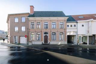 <p><span>Achter de prachtige gevel van deze burgerwoning schuilt een verrassend ruime en lichtrijke woning. In 1995 werd de woning achter de authentieke gevel volledig herbouwd, met bijzondere aandacht voor ruimte en een degelijke constructie. Met een bewoonbare oppervlakte van maar liefst 432 m² en een zuidgericht perceel van circa 700 m² biedt deze eigendom tal van mogelijkheden.</span></p><p><span> </span></p><p><span>De belangrijkste troeven:</span></p><ul><li><span>Royale bewoonbare oppervlakte van 432 m²</span></li><li><span>Centrale ligging in het hart van Vrasene</span></li><li><span>Hoge plafonds en ruime, lichtrijke woonruimtes</span></li><li><span>Mooie tuin op een zuidgericht perceel van ca 700 m²</span></li><li><span>Inpandige garage en afzonderlijke zijtoegang</span></li></ul><p><span> </span></p><p><span>Op het gelijkvloers wordt u verwelkomt een ruime inkomhal met gastentoilet. De royale leefruimte geniet van een mooie plafondhoogte (3 meter!) en sluit aan op een inpandige veranda met een mooie vide, die het gevoel van licht en ruimte verder versterkt.</span></p><p><span> </span></p><p><span>De afzonderlijke keuken biedt voldoende plaats voor een kookeiland en zithoek en geniet van een aangenaam zicht op de tuin. Verder bevinden zich op deze verdieping een wasplaats, een bijkomend toilet, een inpandige garage en toegang tot de kelder. Via de afzonderlijke zijtoegang is de woning ook praktisch bereikbaar. </span></p><p><span> </span></p><p><span>Buiten vindt u een terras en een aangename, zuidgerichte tuin met veel groen en privacy. </span></p><p><span> </span></p><p><span>De eerste verdieping omvat vier ruime slaapkamers van (21, 14, 22 en 21 m²), een badkamer en een afzonderlijk toilet.</span></p><p><span> </span></p><p><span>Via een vaste trap bereikt u de tweede verdieping. Deze casco zolderruimte biedt nog heel wat mogelijkheden voor verdere inrichting volgens uw wensen.</span></p><p><span> </span></p><p><span>Bent u op zoek naar een ruime woning met karakter, een mooie tuin en volop potentieel? </span></p><p><span> </span></p><p><span>Contacteer ons voor meer informatie of een bezoek ter plaatse.</span></p><p><span> </span></p>