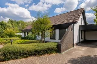 <p><strong>Deze ruime en zeer goed onderhouden villa is ideaal gelegen op een zuidgeoriënteerd perceel van ca. 1.705 m², in een rustige, groene en kindvriendelijke villawijk te Retie. De woning biedt verrassend veel ruimte en beschikt onder andere over 6 slaapkamers, 2 badkamers, een lichtrijke leefruimte en heel wat praktische bergruimte. Ook buiten is het aangenaam vertoeven dankzij de zuidgerichte tuin, het terras en de gezellige tuinkamer met open haard. De ligging vormt een bijkomende troef: bossen en talrijke fiets- en wandelroutes bevinden zich in de onmiddellijke omgeving, terwijl Retie, Postel, Dessel en Nederland op korte afstand gelegen zijn.<br /><br /></strong><span>Gelijkvloerse verdieping</span>: <span>Via de inkomhal betreedt u de woning. Rechts bevinden zich een vestiaire en een apart gastentoilet. Links geeft een deur toegang tot de ruime en lichtrijke woonkamer, die dankzij de grote raampartijen geniet van veel natuurlijk daglicht en een mooi zicht op de tuin. De leefruimte is opgedeeld in een gezellige zithoek met open haard en een eetkamer.<br /><br /></span><span>Aansluitend bevindt zich de keuken, uitgerust met een oven, elektrisch kookvuur en veel kastruimte. Naast de keuken ligt een praktische bijkeuken met ingemaakte kasten, aansluitingen voor wasapparatuur en vaatwasser en een achterdeur die rechtstreeks toegang geeft tot de tuin.<br /><br /></span><span>Via de nachthal bereikt u een eerste badkamer met douche, wastafel en toilet, een dressing en drie slaapkamers, waarvan één momenteel ingericht is als bureau en voorzien is van ingemaakte kasten. Ook één van de andere slaapkamers beschikt over ingemaakte kasten en een wastafel.<br /><br /><span>Verdieping:</span> Vanuit de inkomhal leidt de trap naar de verdieping. Hier bevinden zich nog eens drie ruime slaapkamers, waarvan twee voorzien zijn van ingemaakte kasten en een wastafel. Daarnaast is er een tweede badkamer met ligbad en douche en een apart toilet. De nachthal beschikt eveneens over praktische ingemaakte kasten. Een bijkomende troef is de bijzonder ruime opbergmogelijkheid: de schuine wanden over nagenoeg de volledige verdieping werden ingericht als bergruimte.<br /><br /><span>Buitengebeuren:</span> De woning beschikt over een aangename, zuidgerichte tuin met terras. Aansluitend aan de woning bevindt zich een gezellige tuinkamer / overdekt terras met open haard, waardoor u ook tijdens koelere momenten optimaal van de tuin kunt genieten. De tuin is achteraan volledig omheind en biedt veel rust en privacy.<br /><br />Naast de tuinkamer bevindt zich nog een praktische berging met spoelbak en technische ruimte. Aan de woning is tevens een overdekte carport voorzien, met in het verlengde een royale fietsenberging/werkplaats die heel wat extra praktische ruimte biedt. Vooraan beschikt de woning over een oprit met ruime parkeergelegenheid.<br /><br /><span>Bijzonderheden:</span> <br />- B</span>ouwjaar: 1988<br />- Centrale verwarming op aardgas via radiatoren<br />- Veluxramen voorzien van rolluiken<br />- Houten schrijnwerk<br />- Vliegenramen<br />- Kruipruimte onder de volledige woning<br />- Veel ingemaakte kasten en bergruimte<br />- Overdekte carport<br />- Rustige en kindvriendelijke villawijk<br />- Groene ligging nabij bossen en diverse fiets- en wandelroutes<br /><br /><span>Bekijk dit eigendom via onze interactieve grondplannen: https://visithome.ai/fM2Mc7ERqp5AmkVDRGaPFt?mu=m</span></p>