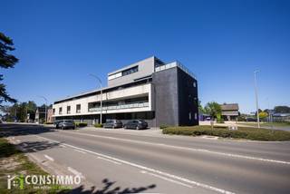 Bent u op zoek naar een ruim en instapklaar appartement op een centrale ligging? Dit verzorgd appartement in Houthalen-Oost combineert een royale bewoonbare oppervlakte van maar liefst 130 m² met drie slaapkamers, een groot terras en een uitstekende bereikbaarheid.<br /><br />Indeling<br />Via de gemeenschappelijke binnenkoer bereikt u het appartementsgebouw. Het appartement bevindt zich op de tweede verdieping en is bereikbaar via zowel de lift als de trap.<br /><br />Bij het binnenkomen treffen we de inkomhal met toegang tot het gastentoilet, een praktische berging en de leefruimte. De ruime leefruimte vormt het hart van het appartement en bestaat uit een moderne open keuken met kookeiland, een gezellige eethoek en een comfortabele zithoek. Vanuit de leefruimte heeft u rechtstreeks toegang tot het ruime overdekte terras, waar u in alle rust kan genieten van de buitenruimte.<br /><br />Via de nachthal bereiken we drie slaapkamers, waarvan twee slaapkamers directe toegang hebben tot het terras. Daarnaast beschikt het appartement over een ruime badkamer uitgerust met zowel een ligbad als een douche.<br /><br />In de kelderverdieping zijn een private kelderberging en een autostaanplaats inbegrepen. Voor bezoekers zijn er bovendien voldoende gratis parkeerplaatsen voorzien in de directe omgeving.<br /><br />Technische informatie<br />Het appartement werd opgetrokken in 2006, maar werd pas in 2014 in gebruik genomen en ingericht. Met een bewoonbare oppervlakte van maar liefst 130 m² biedt het bijzonder veel leefruimte. De verwarming gebeurt op aardgas via een condenserende gasketel. Dankzij het gunstige EPC-label B geniet u van een energiezuinig wooncomfort en geldt er geen renovatieverplichting. Het appartement is momenteel verhuurd, wat het eveneens interessant maakt voor investeerders die op zoek zijn naar een opbrengsteigendom.<br /><br />Buurtinformatie<br />Het appartement geniet van een strategische ligging in Houthalen-Oost, vlakbij winkels, scholen, openbaar vervoer en tal van dagelijkse voorzieningen. Daarnaast bevinden de populaire natuur- en recreatiegebieden Kelchterhoef en Hengelhoef zich op wandel- en fietsafstand, ideaal voor wie graag geniet van groen en ontspanning. Dankzij de centrale ligging in Midden-Limburg bereikt u bovendien in enkele minuten de E314 en omliggende gemeenten zoals Genk, Zonhoven en Houthalen-Helchteren. Een locatie die wooncomfort, bereikbaarheid en recreatie perfect combineert.<br /><br />Bent u op zoek naar een ruim appartement met drie slaapkamers en een groot terras op een gunstige locatie? Contacteer ons via 089 69 30 01 of info@consimmo.be voor meer informatie of een bezoek ter plaatse. Bekijk ook de virtuele tour op onze website www.consimmo.be.